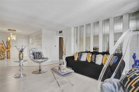 Condo in Pompano Beach, Florida, 1 bedroom  № 1889022 - photo 7