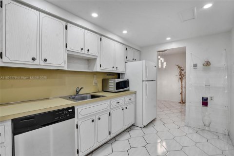 Condo in Pompano Beach, Florida, 1 bedroom  № 1889022 - photo 14