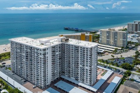 Condo in Pompano Beach, Florida, 1 bedroom  № 1889022 - photo 1