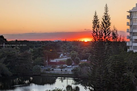 Кондоминиум с 2 спальнями в Майами, Флорида № 1971073