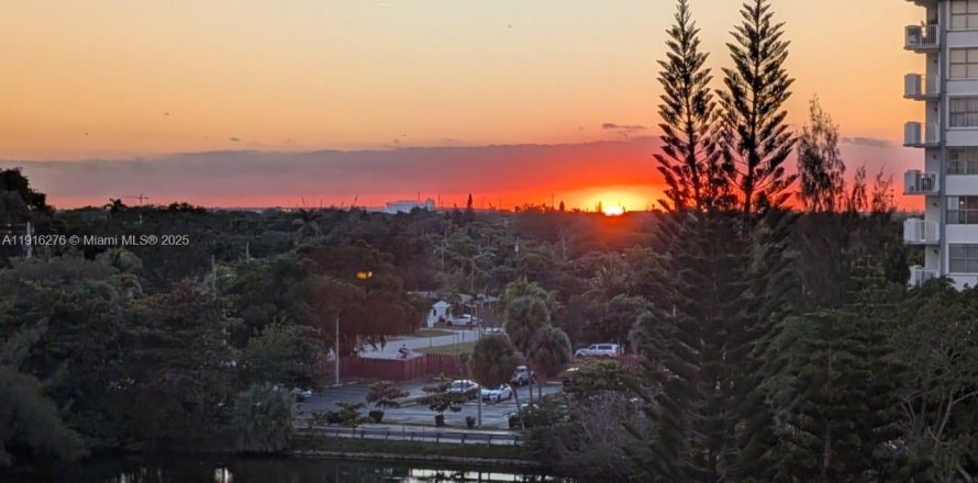 Кондоминиум с 2 спальнями в Майами, Флорида № 1971073