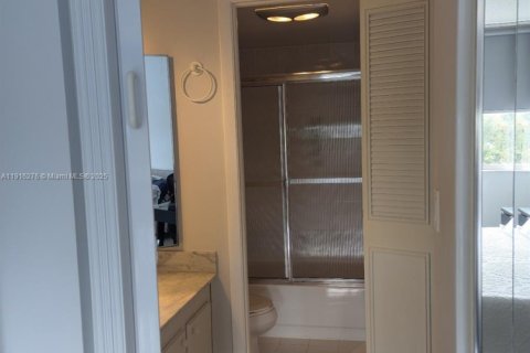 Купить кондоминиум в Майами, Флорида 2 спальни, 113.53м2, № 1971073 - фото 17