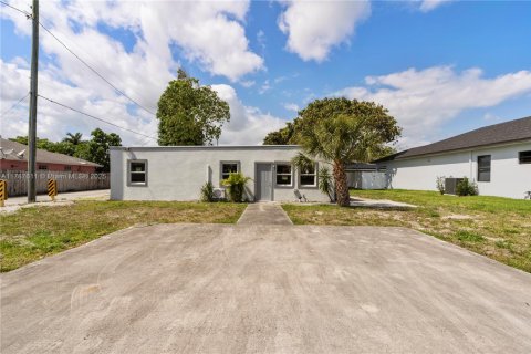 Propiedad comercial en venta en Delray Beach, Florida, 144 m2 № 1645102 - foto 11