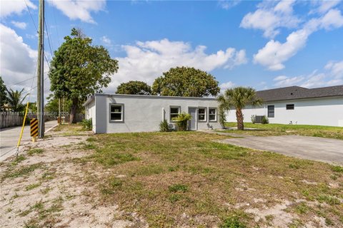 Propiedad comercial en venta en Delray Beach, Florida, 144 m2 № 1645102 - foto 13
