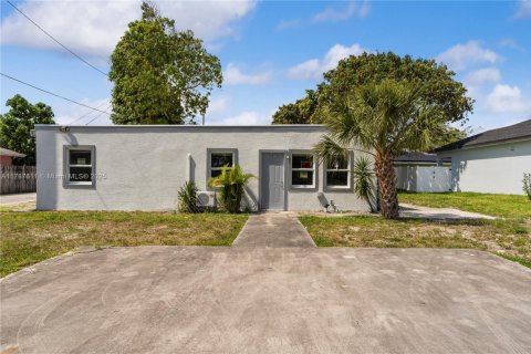 Propiedad comercial en venta en Delray Beach, Florida, 144 m2 № 1645102 - foto 12