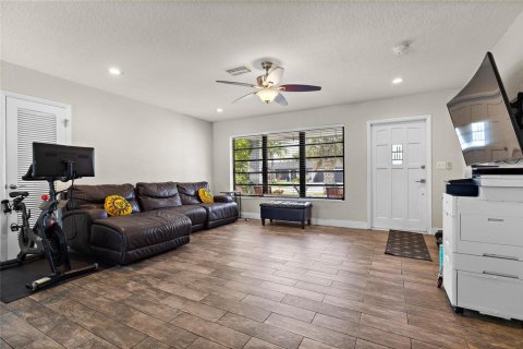 House in Fort Lauderdale, Florida 3 bedrooms, 137.5 sq.m. № 2082874 - photo 3