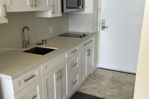 Condominio en alquiler en Sunny Isles Beach, Florida, 33.44 m2 № 1978205 - foto 2