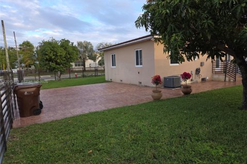 Снять в аренду квартиру в Хайалиа, Флорида 2 спальни, 177.44м2, № 2085255 - фото 11