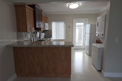 Снять в аренду квартиру в Хайалиа, Флорида 2 спальни, 177.44м2, № 2085255 - фото 5