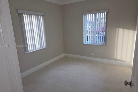 Снять в аренду квартиру в Хайалиа, Флорида 2 спальни, 177.44м2, № 2085255 - фото 3