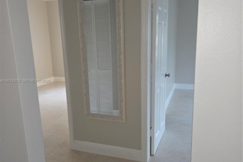 Снять в аренду квартиру в Хайалиа, Флорида 2 спальни, 177.44м2, № 2085255 - фото 4