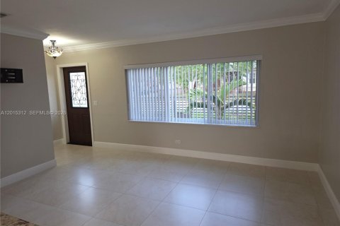 Снять в аренду квартиру в Хайалиа, Флорида 2 спальни, 177.44м2, № 2085255 - фото 2