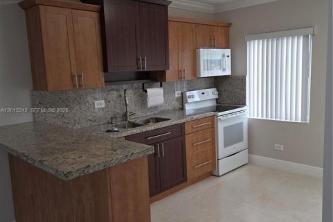 Снять в аренду квартиру в Хайалиа, Флорида 2 спальни, 177.44м2, № 2085255 - фото 7