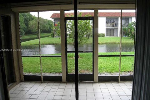 Villa ou maison à louer à Weston, Floride: 3 chambres, 117.8 m2 № 2353758 - photo 2