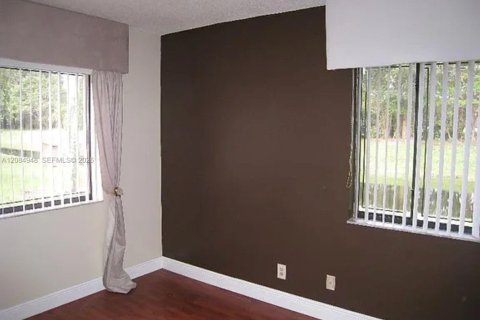 Villa ou maison à louer à Weston, Floride: 3 chambres, 117.8 m2 № 2353758 - photo 5
