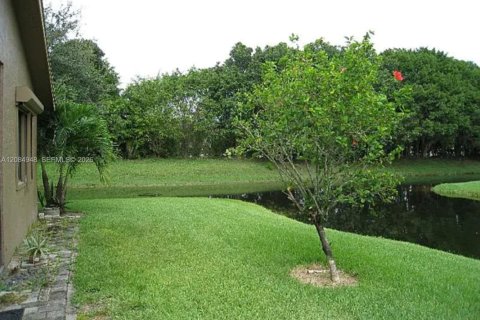 Villa ou maison à louer à Weston, Floride: 3 chambres, 117.8 m2 № 2353758 - photo 11