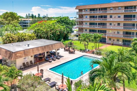 Condominio en venta en Hollywood, Florida, 2 dormitorios, 100.15 m2 № 1779110 - foto 1