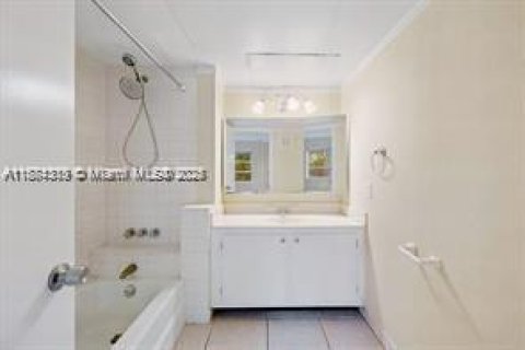 Condo in Wilton Manors, Florida, 1 bedroom  № 1931457 - photo 5