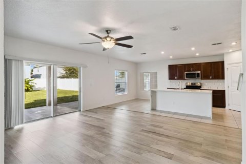 House in Clermont, Florida 5 bedrooms, 212.65 sq.m. № 2390969 - photo 10