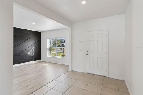 House in Clermont, Florida 5 bedrooms, 212.65 sq.m. № 2390969 - photo 3