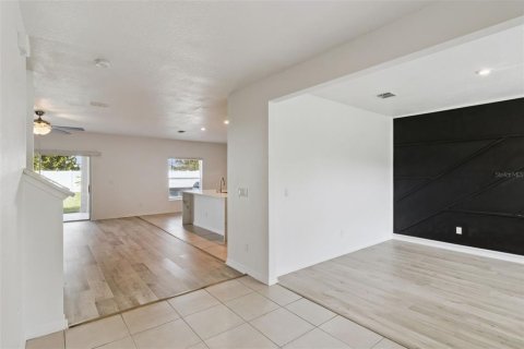 House in Clermont, Florida 5 bedrooms, 212.65 sq.m. № 2390969 - photo 4