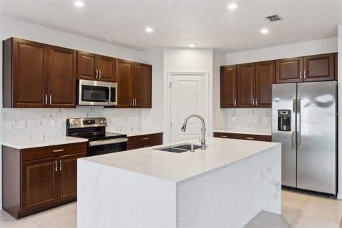 House in Clermont, Florida 5 bedrooms, 212.65 sq.m. № 2390969 - photo 13