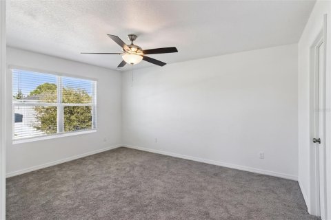 House in Clermont, Florida 5 bedrooms, 212.65 sq.m. № 2390969 - photo 21
