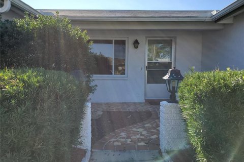House in Port Richey, Florida 2 bedrooms, 107.02 sq.m. № 2236667 - photo 2