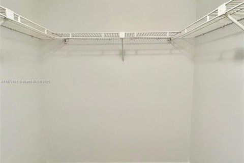 Condominio en alquiler en Miami, Florida, 1 dormitorio, 79.9 m2 № 1922746 - foto 14