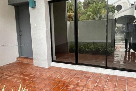 Condominio en alquiler en Miami, Florida, 1 dormitorio, 79.9 m2 № 1922746 - foto 2
