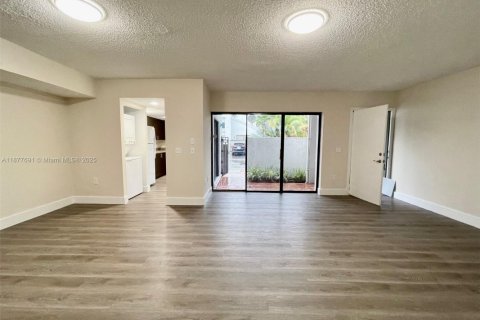 Condominio en alquiler en Miami, Florida, 1 dormitorio, 79.9 m2 № 1922746 - foto 17