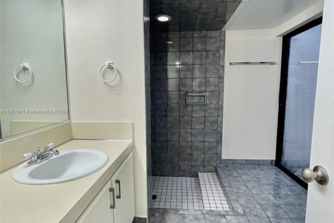 Condominio en alquiler en Miami, Florida, 1 dormitorio, 79.9 m2 № 1922746 - foto 9
