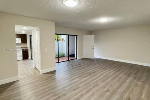 Condominio en alquiler en Miami, Florida, 1 dormitorio, 79.9 m2 № 1922746 - foto 4