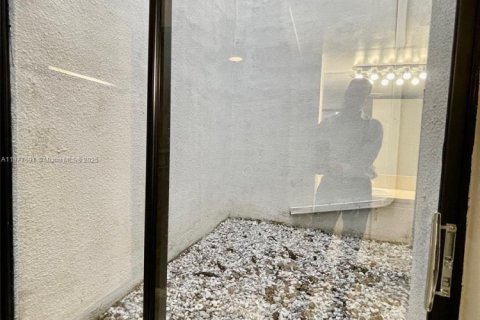 Condominio en alquiler en Miami, Florida, 1 dormitorio, 79.9 m2 № 1922746 - foto 11