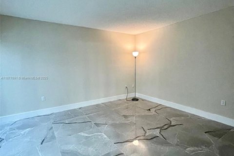 Condominio en alquiler en Miami, Florida, 1 dormitorio, 79.9 m2 № 1922746 - foto 12