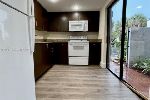 Condominio en alquiler en Miami, Florida, 1 dormitorio, 79.9 m2 № 1922746 - foto 6