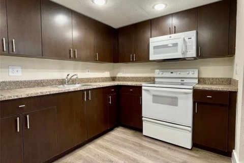 Condominio en alquiler en Miami, Florida, 1 dormitorio, 79.9 m2 № 1922746 - foto 7