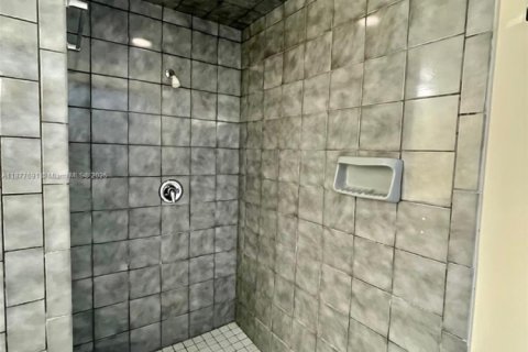 Condominio en alquiler en Miami, Florida, 1 dormitorio, 79.9 m2 № 1922746 - foto 10