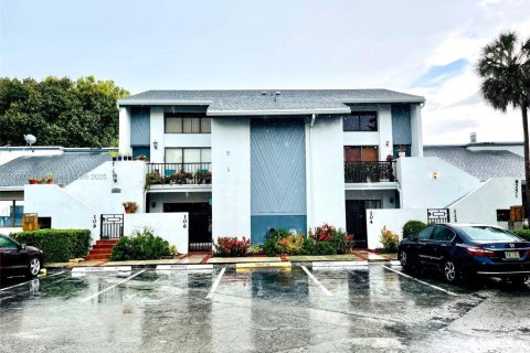 Condominio en alquiler en Miami, Florida, 1 dormitorio, 79.9 m2 № 1922746 - foto 1