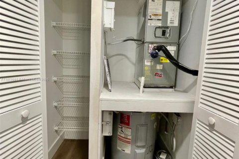 Condominio en alquiler en Miami, Florida, 1 dormitorio, 79.9 m2 № 1922746 - foto 13