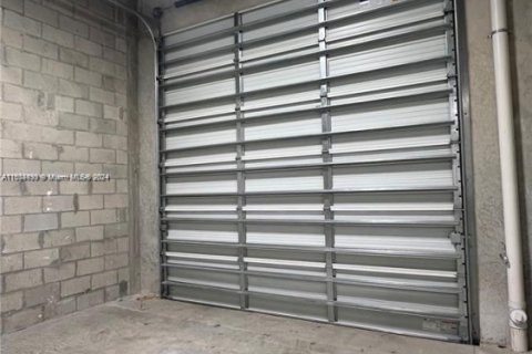 Commercial property in Sweetwater, Florida № 1231249