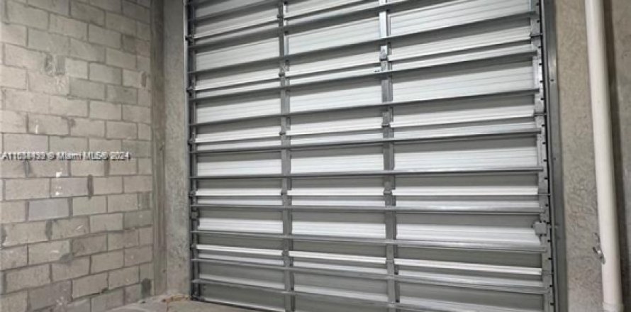 Commercial property in Sweetwater, Florida № 1231249