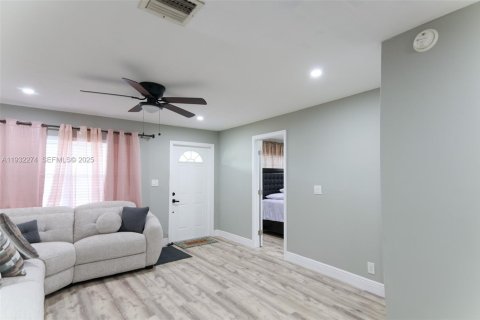 Снять в аренду виллу или дом в Лодерхилл, Флорида 2 спальни, 83.61м2, № 1990825 - фото 3