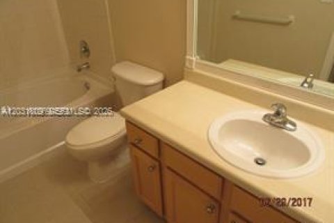 Copropriété à louer à South Miami, Floride: 3 chambres, 108.14 m2 № 2084928 - photo 12