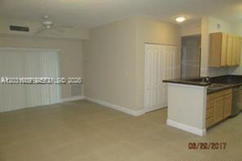Copropriété à louer à South Miami, Floride: 3 chambres, 108.14 m2 № 2084928 - photo 2