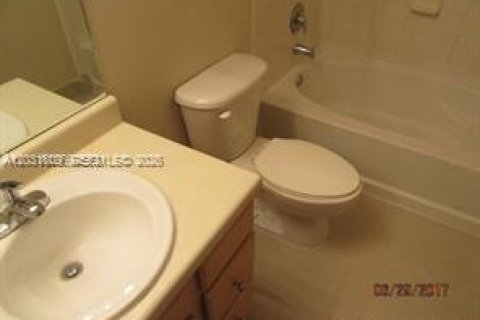 Copropriété à louer à South Miami, Floride: 3 chambres, 108.14 m2 № 2084928 - photo 11