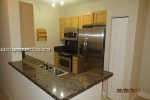 Copropriété à louer à South Miami, Floride: 3 chambres, 108.14 m2 № 2084928 - photo 4