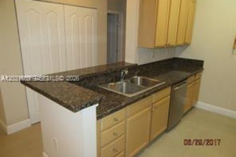 Copropriété à louer à South Miami, Floride: 3 chambres, 108.14 m2 № 2084928 - photo 5