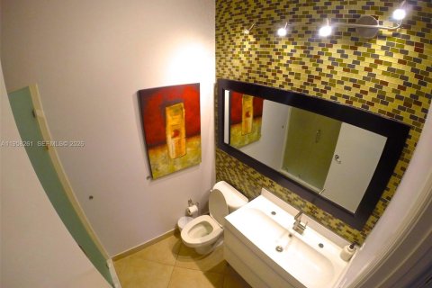 House in Miami, Florida 4 bedrooms, 280.38 sq.m. № 2080534 - photo 9