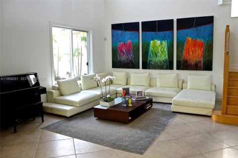 House in Miami, Florida 4 bedrooms, 280.38 sq.m. № 2080534 - photo 6